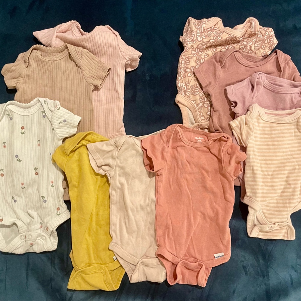 Bundle of Neutral Newborn 0-3 Onesies